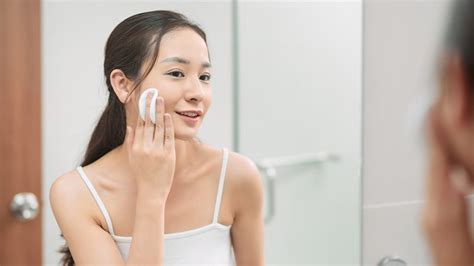 1. Eksfoliasi dengan Tepat Waktu untuk Kulit Bersinar