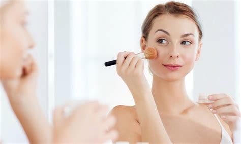 4. Gunakan BB Cream atau CC Cream untuk Penutup Natural